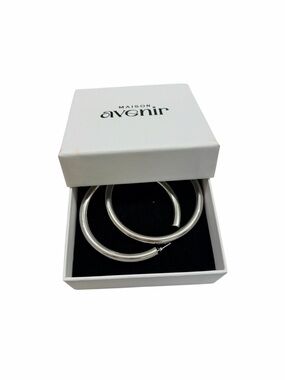 Machete 2.5” Perfect Hoops in Silver — NWT